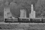 Die Diesellokomotive 212 007-9 passiert mit dem Museumszug die Burgruine Hardenstein.