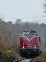 Die Diesellokomotive V 200 033  kämpft  sich durch das feuchte Grün. (Hattingen, Dezember 2018)