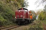 DB 212 007-9 und eine Northrail Diesellok fuhr am 01.11.2013 auf der Ruhrtalbahn an der Haltestelle Blankenstein Burg vorbei.