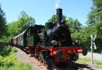 02.06.2011 Wiehl-Bieberstein: (Vater-)Fahrtag von dem Bergischer Löwe (Zugkraft trifft Landschaft) Zuglok 323 133-9 (Köf II) der Aggerbahn, Schublok (Tender voraus) die Jung Lok