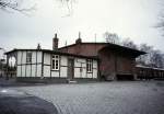 Ehemaliges Bf.-Geb�ude Hachen an der R�hrtalbahn Neheim-H�sten - Sundern von der Stra�enseite aus gesehen im M�rz 1983.