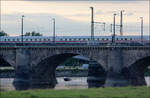 Ein stilles Bild von der Elbe - 

... mit einem ICE T-Zug auf einer von der Straßenbrücke verdeckten Bahnbrücke. Beide Bauwerke heißen Marienbrücke.

05.08.2009 (M)