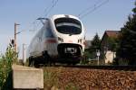Mit ge�ffneter Bugklappe Unterwegs ist ICE 1555, Fankfurt(Main)-Dresden, am 19.08.09, hier am Bahn�bergang in Jessen
