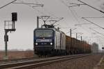 143 191 (RBH 104 mit Schwesterlok RHB 125) zieht einen G�terzug am 15.04.2012 bei Bornitz in Richtung Oschatz