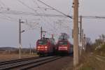 W�hrend 145 021 einen G�terzug in Richtung Oschatz zieht, schiebt 101 055 seinen IC in Richtung Riesa.