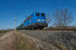 Am 11.04.2022 zog 140 050 der Press einen leeren Autozug durch Münsa östlich von Altenburg in Richtung Süden.