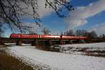 RE 3708 von Hof nach Leipzig berquert am Nachmittag des 18.02.09 die Pleiebrcke zwischen Kotteritz und Mnsa.