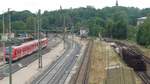 Die Bahnstrecke Leipzig - Hof wird modernisiert und für höhere Geschwindigkeiten ertüchtigt.
Aktuell ist der Komplettumbau des Bahnhofs Altenburg im Gange, was bis 2024 dauern wird.
Aufnahme vom 29.6.22 von der Fußgängerüberführung aus.