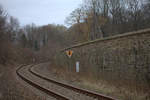 Streckenverlauf kurz vor Nossen, vorbei an der Klostermauer Zella, Strecke 506, Abschnitt Roßwein - Nossen. 24.03.2019  14:58 Uhr.