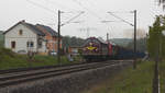 My 1138 (227 004-9) und My 1142 (227 005-6) fahren mit einem Holzzug als DGS 95499 (Freiberg (Sachs) - Plattling) durch den Block Niederhohndorf.
