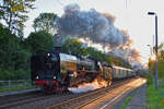 Am Oederaner Berg liegt der Haltepunkt Falkenau den 01 2066 vom Bayrischen Eisenbahnmuseum bei auf Überführungsfahrt zum Dampfloktreffen in Dresden am 22. September 2022 gerade mit Volldampf durchfährt. Mit im Zugverband werden seit Glauchau 01 1519, 35 1097, E11 013, 112 481 sowie mehrere Wagen mit Überführt.