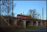 Die bordeauxrote Ludmilla 132 426-8 der Nossen-Riesaer Eisenbahn-Compagnie - NRE am 10.04.2026 auf dem Viadukt in Niederwiesa.