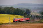 RB 17318 von Freiberg nach Zwickau, hier unmittelbar nach VErlassen des Haltepunktes Frankenstein auf dem Weg nach Oederan, im Hintergrund ist noch das Frankensteiner Viadukt zu sehen, 01.05.09