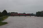 Land unter durch Starkregen in Sachsen, ber die fast volle Flutrinne der Zwickauer Mulde in Glauchau fhrt die RB 17210 mit einer Unbekannten 143er nach Zwickau (Sachs) Hbf.