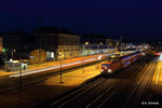 Nachts in Hof mit Regionalexpress 4797 nach Chemnitz mit 143 591 und Dostos.