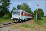 Der VT 628 521 (Netzwerkbahn Sachsen) pendelte am 28.06.2026 anl�sslich des Bergstadtfestes in Freiberg/Sachsen im Zweistundentakt zwischen der Bergstadt und Gro�voigtsberg. Hier passierte der VT einen Feldweg-B� bei Kleinwaltersdorf.