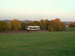 FEG 30426 von Freiberg nach Holzhau, am frhen abend eines wunderschnen Herbsttages kurz nach Verlassen des Bahnhofes in Berthelsdorf, 13.10.08