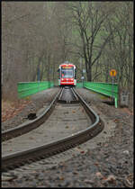 Der Citylink-Hybridtriebwagen 437 der ChemnitzBahn überquert am 04.01.2024 auf der Fahrt nach Hainichen das Zschopautalviadukt in Braunsdorf.