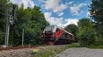 Am 29.5.22 ist 159 227 der EBS am Einfahrtssignal von Hennersdorf (Sachs) auf dem Weg nach Zschopau mit einem leeren Holzzug.