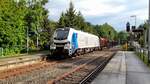 Am 6.9.22 ist 159 234 der RSRP im Bahnhof von Hennersdorf (Sachs) auf dem Weg nach Chemnitz mit einem vollen Holzzug.