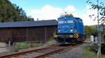 Am 10.9.22 ist 204 012 der Press auf dem Weg Richtung Annaberg, hier bei der Durchfahrt an der Hennersdorfer Holzbrücke.