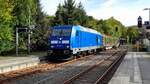 Am 5.10.22 ist 285 102 der Press bei der Durchfahrt durch den Bahnhof von Hennersdorf (Sachs) auf dem Weg nach Chemnitz mit einem vollen Holzzug.