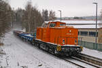 Hier zusehen ist 293 023 mit 3 Flachwagen am 2.12.23 am Haltapunkt Flöha-Plaue Richtung Chemnitz.