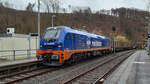 Am 11.4.23 fuhr 159 555 von Raildox mit einem leeren Holzzug nach Zschopau, hier beim warten auf den Gegenzug im Bahnhof von Hennersdorf (Sachs).