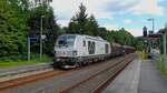 Am 14.6.23 fuhr 248 001 mit einem Holzzug von Zschopau nach Chemnitz, hier im Bahnhof von Hennersdorf (Sachs).