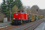 Hier zusehen ist 345 286 am 5.2.24 mit einem Holzzug im Bahnhof von Hennersdorf (Sachsen) Richtung Flöha.