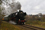 Hier zusehen ist 52 8154 mit einem Sonderzug am 18.11.23 in Hohenfichte Richtung Pockau-Lengefeld mit Blick auf die Holzbrücke.