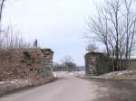 Diese Widerlager gehrten zu der Brcke ber die Neuwrschnitzer Strae in Oberdorf, 31.01.08 Rechts ist der Bahndamm abgetragen worden.