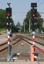 Die Ausfahrsignale des Bahnhofs Stollberg (Sachs) in Richtung St. Egidien und Chemnitz am 11.08.2015, aufgenommen vom Mittelbahnsteig