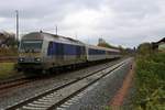 223 144 (Siemens ER20) von Transdev Regio Ost mit zahlreichen Fußballfans an Bord als verspäteter RE 81293 (RE6) von Chemnitz Hbf nach Leipzig Hbf erreicht den Bahnhof Geithain auf der