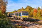 RE 74176 wurde von 223 054 bei schönsten Herbstfarben in Richtung Chemnitz geschoben, hier rollt er langsam vor Hp0. 
Gebt mir doch bitte wenigstens einen Tag diese wunderschöne alte Zeit zurück... I miss you <3
Wittgensdorf, 26.10.2024