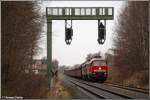 Kohle-Umleiter auf der KBS 525: Am 01.12.07 warten 232 255 und 624 in Cossen vor der neu errichteten Signalbrcke, um den RE nach Leipzig durchzulassen. Dieser Halt ist eine Herausforderung auch fr 2 Ludmillas, muss doch der volle Kohlezug anschlieend die Rampe bis Burgstdt hinaufgezogen werden. Die Ausfahrt aus Cossen ist daher ein absolutes akustisches Highlight fr Dieselfans.