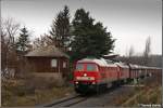 Kohle-Umleiter auf der KBS 525: Bei strmendem Regen und einer ekelhaften Klte schleichen 232 255 und 634 am 01.12.07 am ehemaligen Bk Heiersdorf bei Burgstdt vorbei. Die Geschwindigkeit lag sicher nur bei ca. 25 km/h.