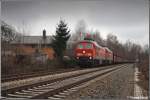 Kohle-Umleiter auf der KBS 525: Aufgrund von Bauarbeiten auf der KBS 520 zwischen Waldheim und Dbeln vom 20.11.-08.12.07 wurden die Kohlependel Spreewitz-Chemnitz ber Leipzig umgeleitet. So konnte man wieder Ludmillas im Doppelpack auf der ehemaligen Stammstrecke der Kohlezge erleben. Leider spielte das Wetter in den 3 Wochen Umleiterverkehr berhaupt nicht mit. Hier haben 232 448 und 228 am 24.11.07 zwischen Hp Chemnitz-Borna und Kchwald ihr Ziel fast erreicht und passieren ein ehemaliges Blockwrterhaus.