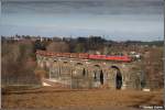 Kohle-Umleiter auf der KBS 525: Eigentlich hatte ich die Hoffnung lngst aufgegeben, noch zu diesem Foto des Kohlependels auf der Bahrebachbrcke zu kommen. Aber am Vormittag des 08.12.07 hatte Petrus ein Einsehen und sendete zur richtigen Zeit die ersehnten Sonnenstrahlen, welche hier 232 255 und 634 in das erhoffte Licht tauchen.
