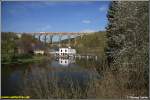 Aufgrund des Zwangshaltes in Cossen war es mglich den Kalkleerzug nach Rbeland mit 285 001 am 27.04.08 auch noch auf dem Ghrener Viadukt aufzunehmen.