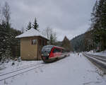Am 02.01.2026 war 642 231 als RB 21994 auf dem Weg von Johanngeorgenstadt nach Zwickau. In Georgenthal ging es bei leichtem Schneefall am ehemaligen Stellwerk vorbei. Früher befand sich hier auch ein Anschlussgleis der Wismut.