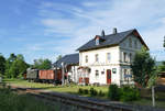 02.07.2016, Der Bahnhof Walthersdorf an der Strecke Schlettau - Crottendorf ist bewohnt und macht mit den aufgestellten Exponaten einen ausgezeichneten Eindruck.