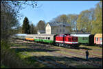 Triangula 112 646-5 am Nachmittag des 01. Mai 2026 mit dem Sonderzug DZ 93583 Zwönitz - Aue - Schwarzenberg - Chemnitz im Bahnhof Schlettau/Erzgebirge. Der Gleislatscher wollte partout mit auf's Bild!