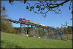 Triangula 112 646-5 am Nachmittag des 01. Mai 2026 mit dem Sonderzug DZ 93583 Zwönitz - Aue - Schlettau - Chemnitz auf dem Markersbacher Viadukt.