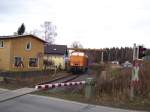 BR 106 992-1 des VSE (Zweitbelegung) schiebt den Sondezug mit 52 8154-8 nach. Hier kurz nach dem Bahnhof Scheibenberg in Richtung Schlettau. (16.10.06)