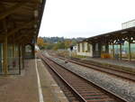 Die Bahnsteige 2 und 3 am 17.10.2021 in Adorf (Vogtl).