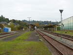 Blick auf die Bahnsteige am 17.10.2021 in Adorf (Vogtl).