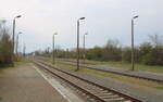 Die Bahnteigbeleuchtung in Leipzig-Knauthain am 09.04.2025.