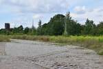 Blick auf die ehemalige Ladestraße sowie eines Schmalspurgleises welches vermutlich mal zu einer Feldbahn gehörte.