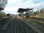 Pnktlich um 17:28 Uhr verlassen wir den Bahnhof von Teuchern an der KBS 551 in Richtung Zeitz. Rechts im Bild steht die RB 34756, die um 17:31 Uhr weiter nach Weienfels fhrt. Von hier zweigt auch noch die Strecke nach Naumburg ab, die aber seit gut 2 Jahren leider nicht planmig von Personenzgen befahren wird. Fotografiert aus der RB 34727 am 16.04.2012. 